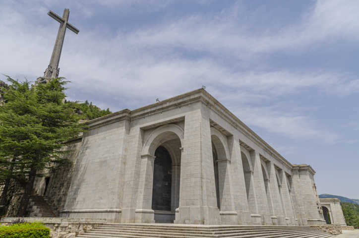 105 - Comunidad de Madrid - San Lorenzo del Escorial - Valle de Los Caidos - basilica y cruz